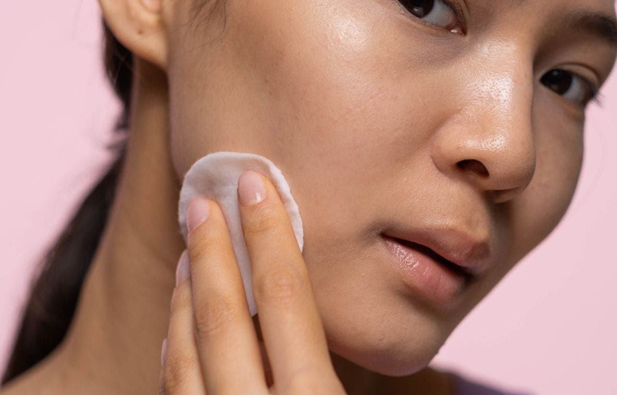 Oil-control gel or mattifying primer: what stops midday shine